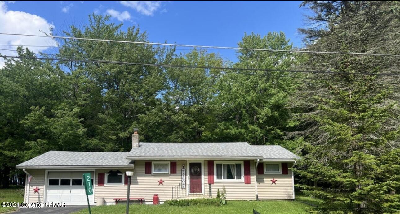 a view of a yard in front of house