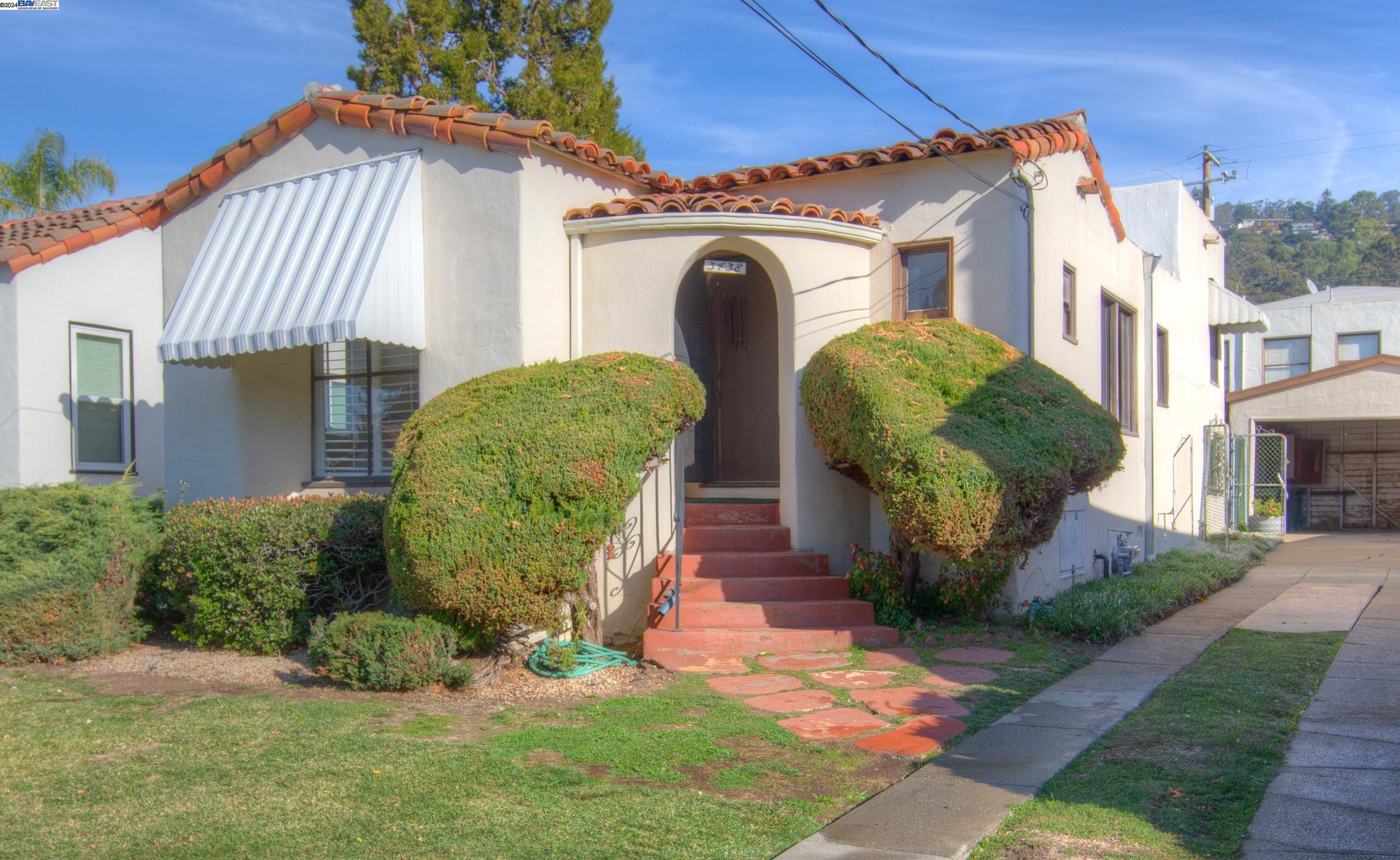 a view of a back yard of the house