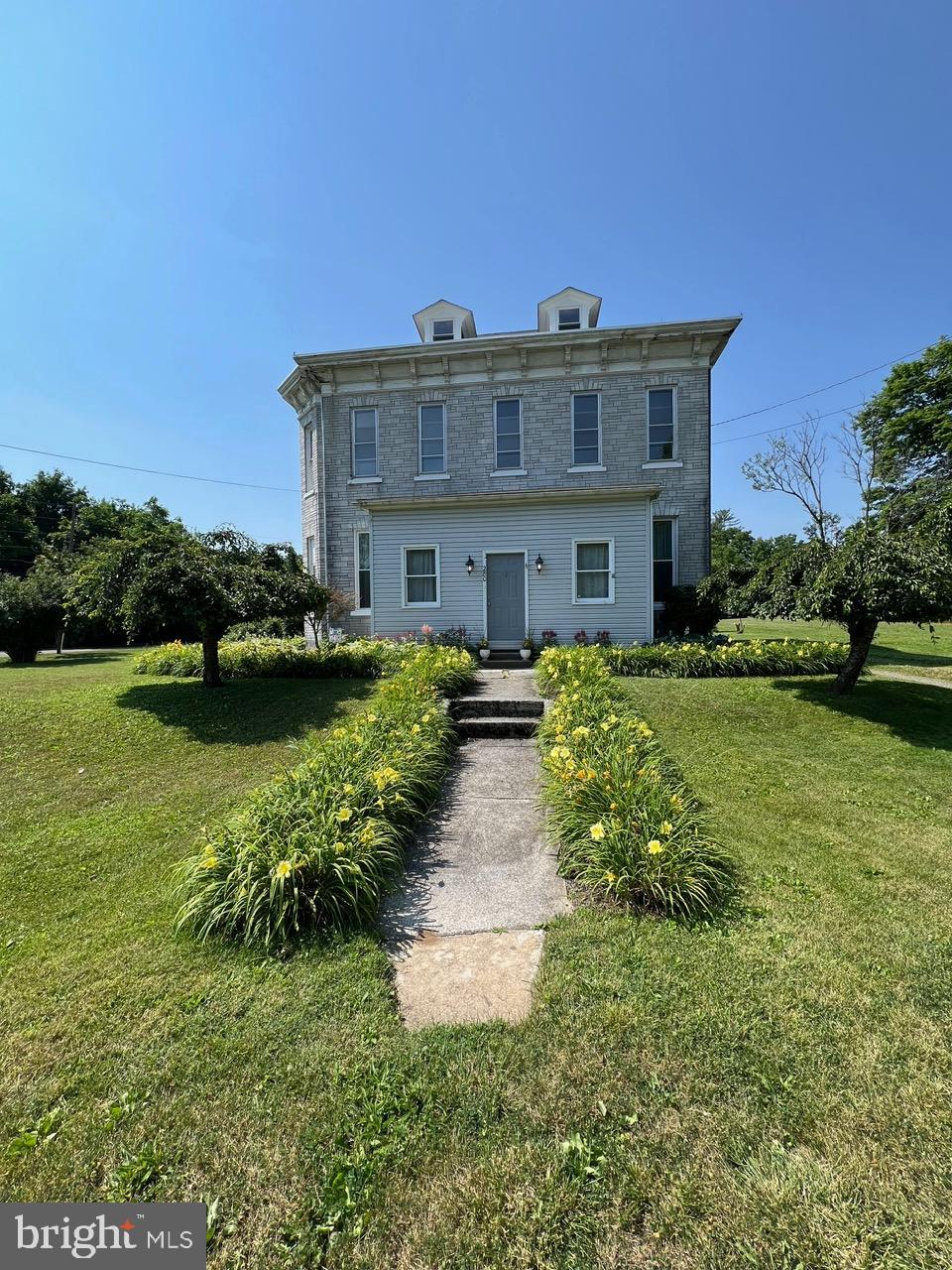 a view of a house with a yard