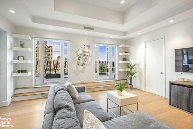 $2,550,000 | 25 Central Park West, Unit 20R | Upper West Side