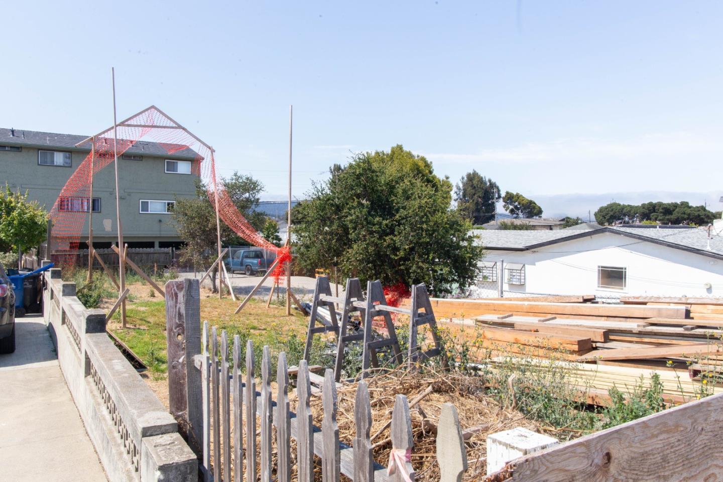 a front view of house with yard