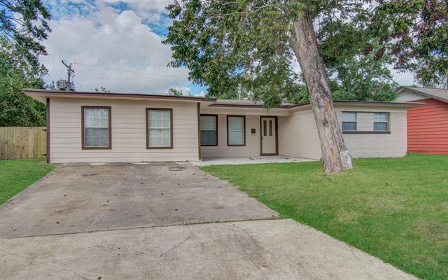 $190,000 | 1006 West Lobit Avenue | Old Baytown