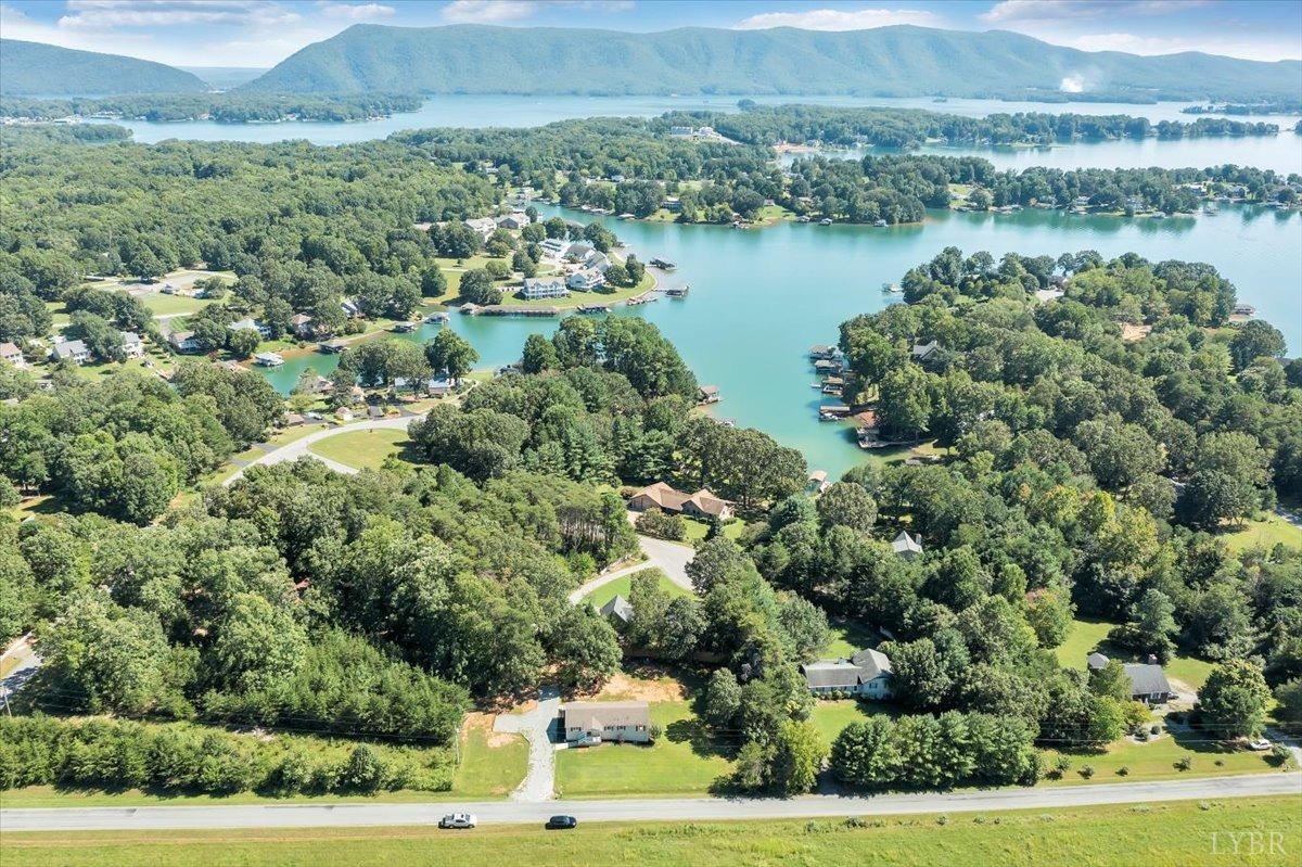 Resort Condo on Smith Mountain Lake with Balcony!, Huddleston