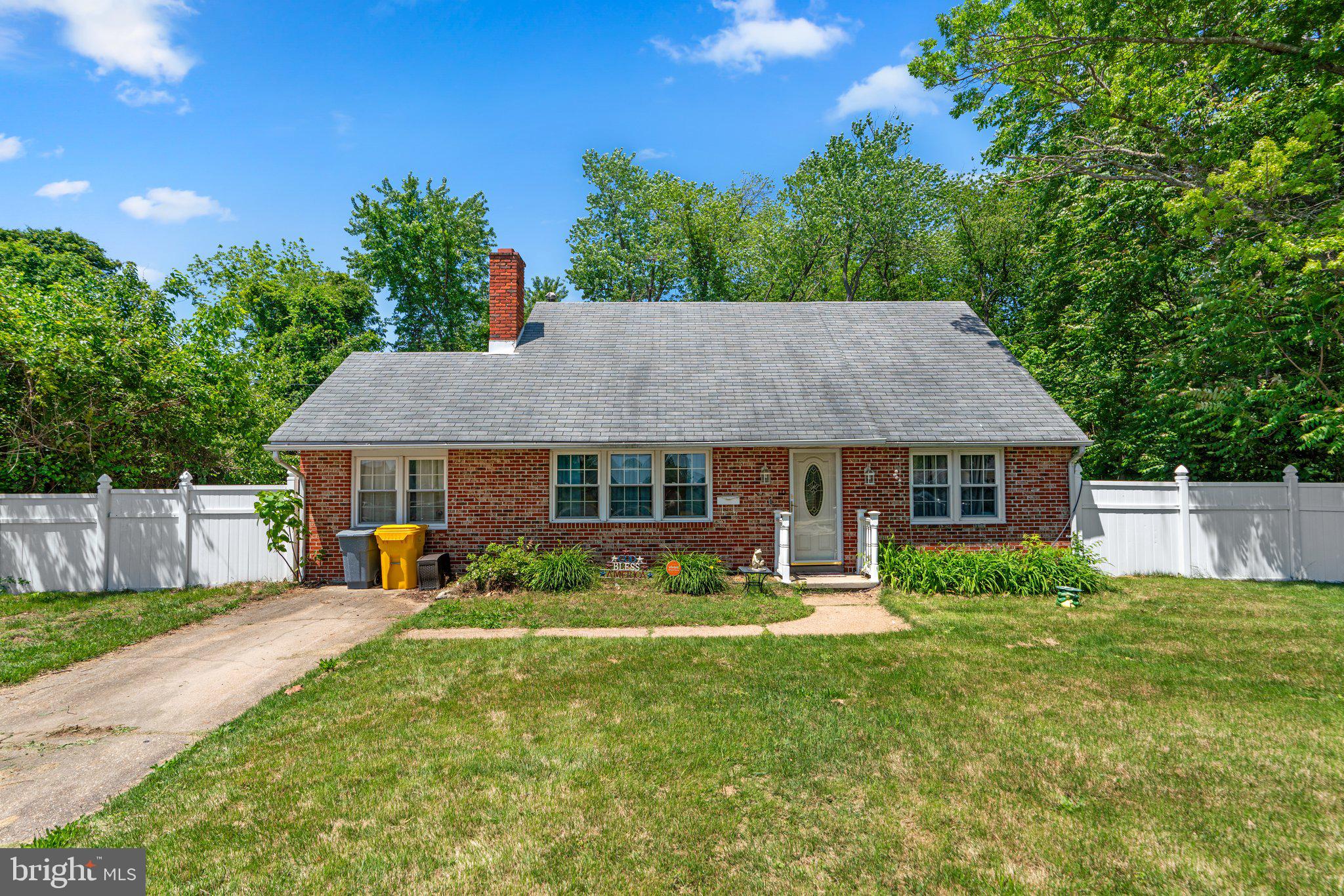 a view of a house with backyard and garden