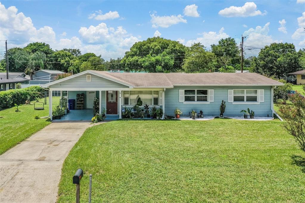 a view of a house with a yard