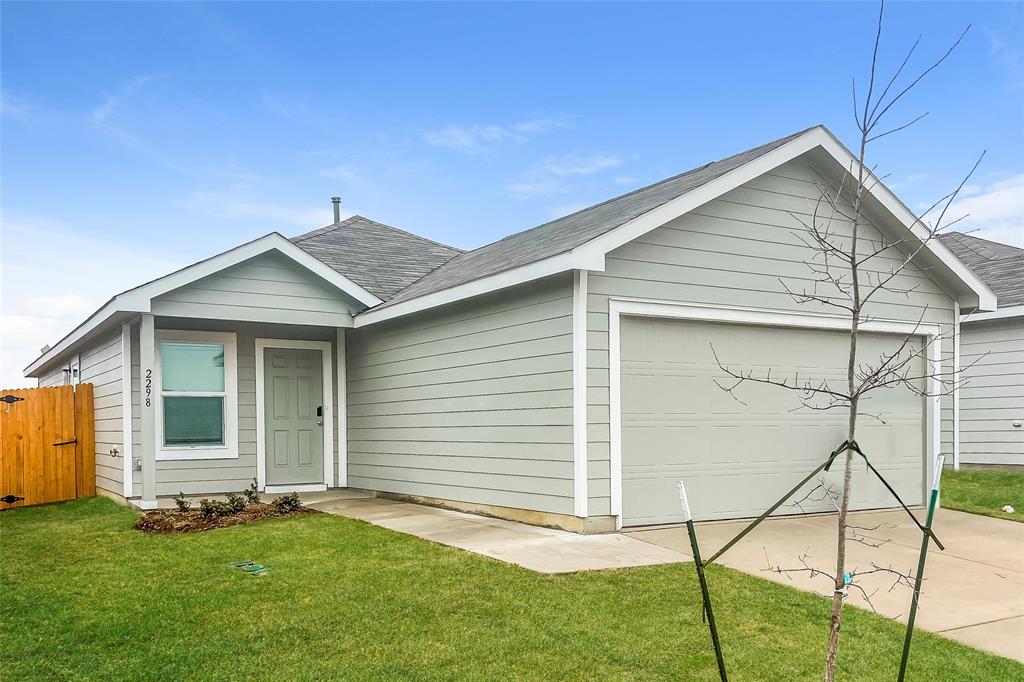 a view of a house with backyard