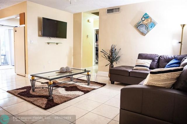 $1,700 | 1511 Southeast 23rd Avenue, Unit 1 | Santa Barbara Shores