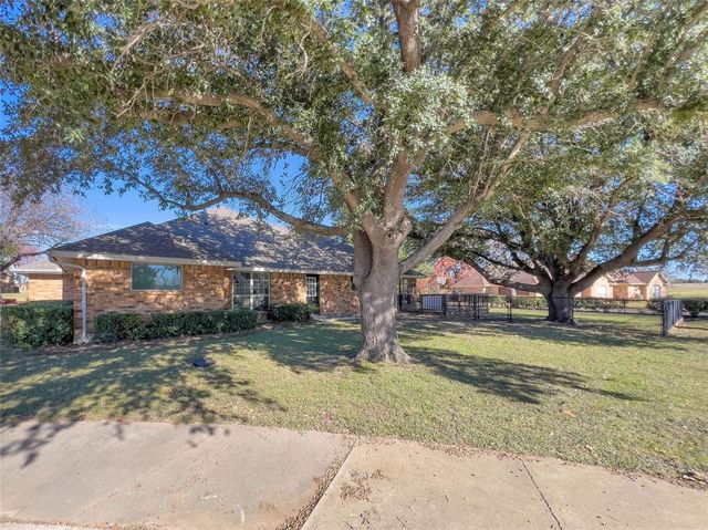 $389,000 | 101 Village Gate Drive | Waxahachie