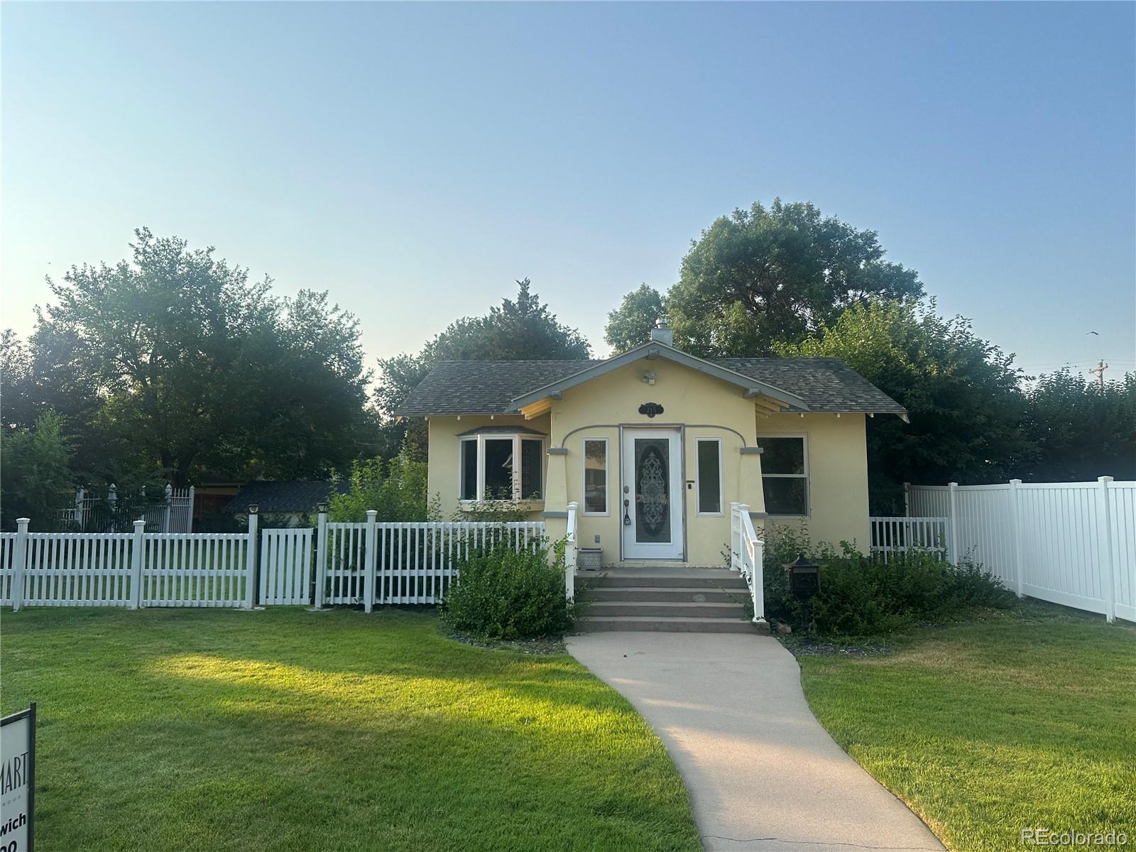 a view of a house with a yard