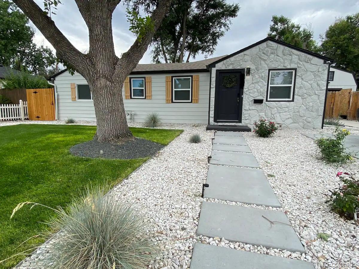 a view of a house with a yard