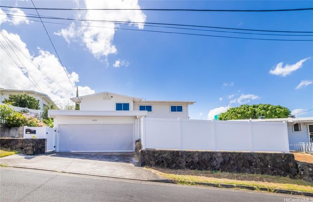 $1,399,000 | 2023 Mahaoo Place | Moanalua Gardens