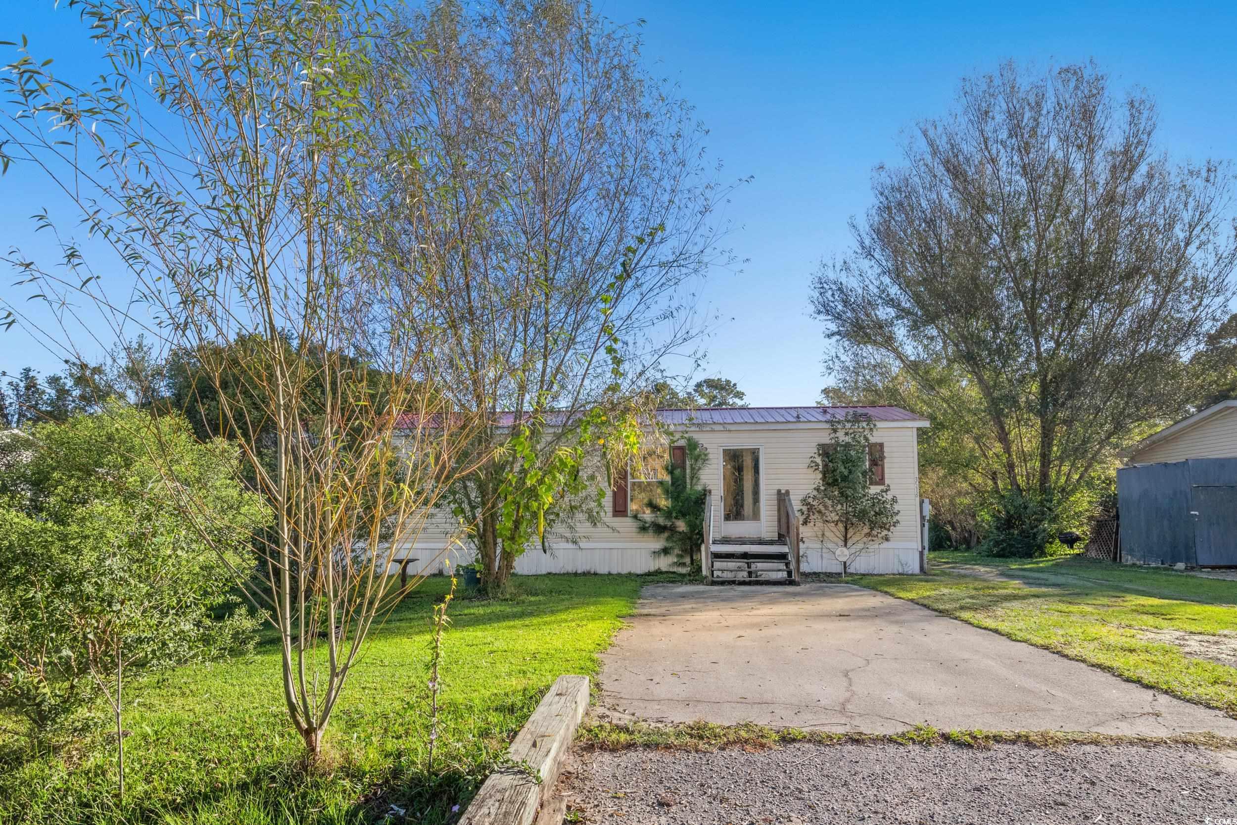 View of front facade featuring a front yard