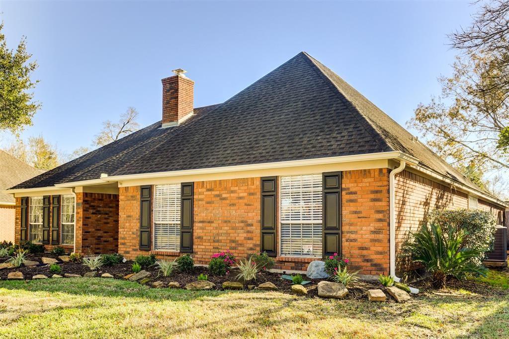 a front view of house with yard