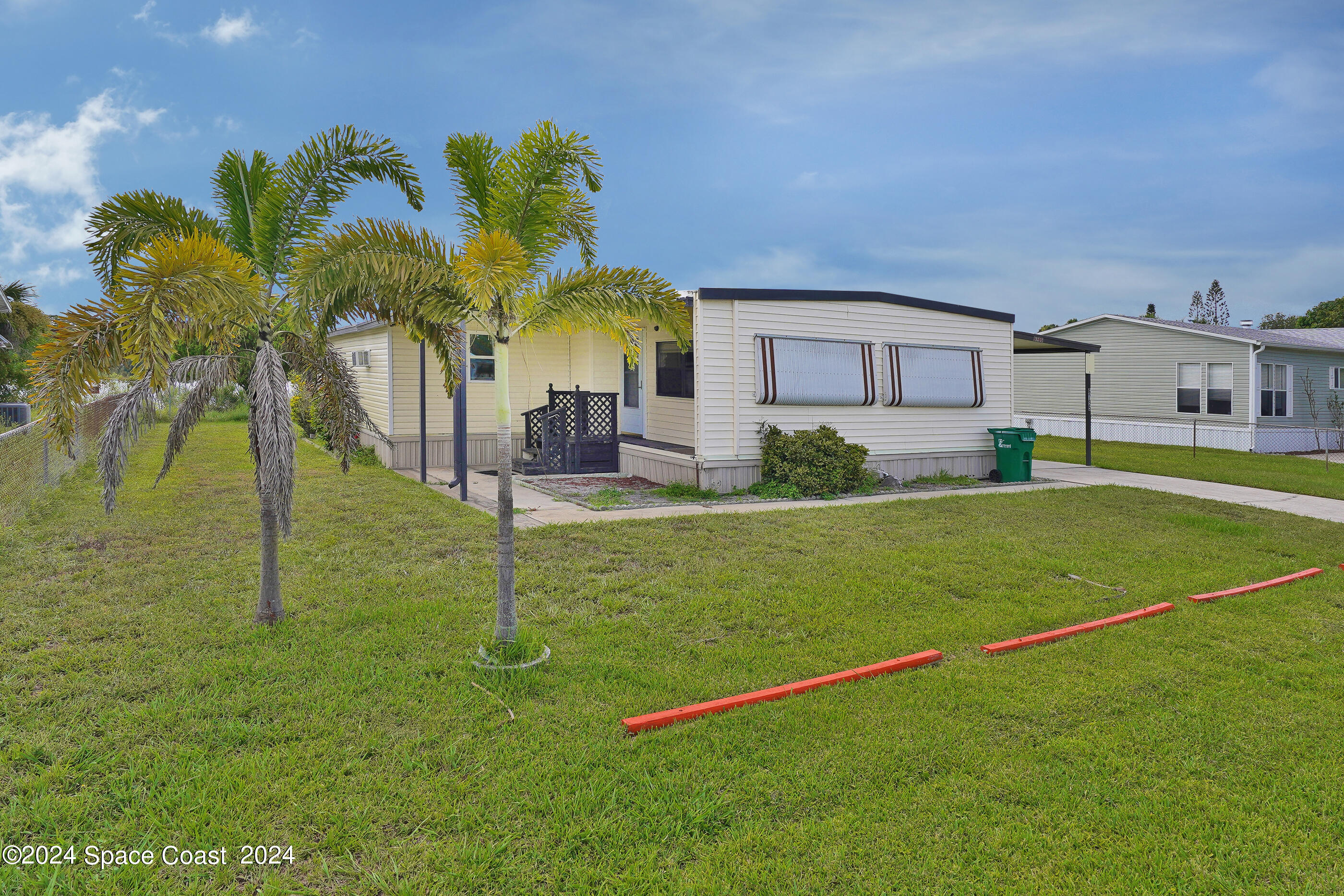 a view of a house with a backyard