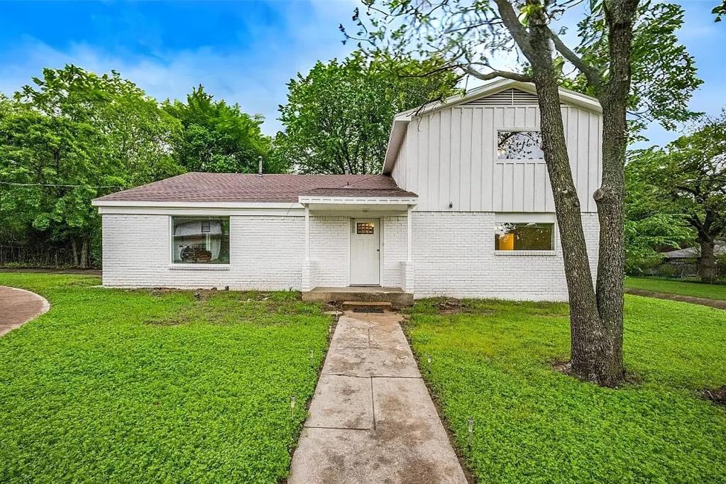 a view of a yard in front of house