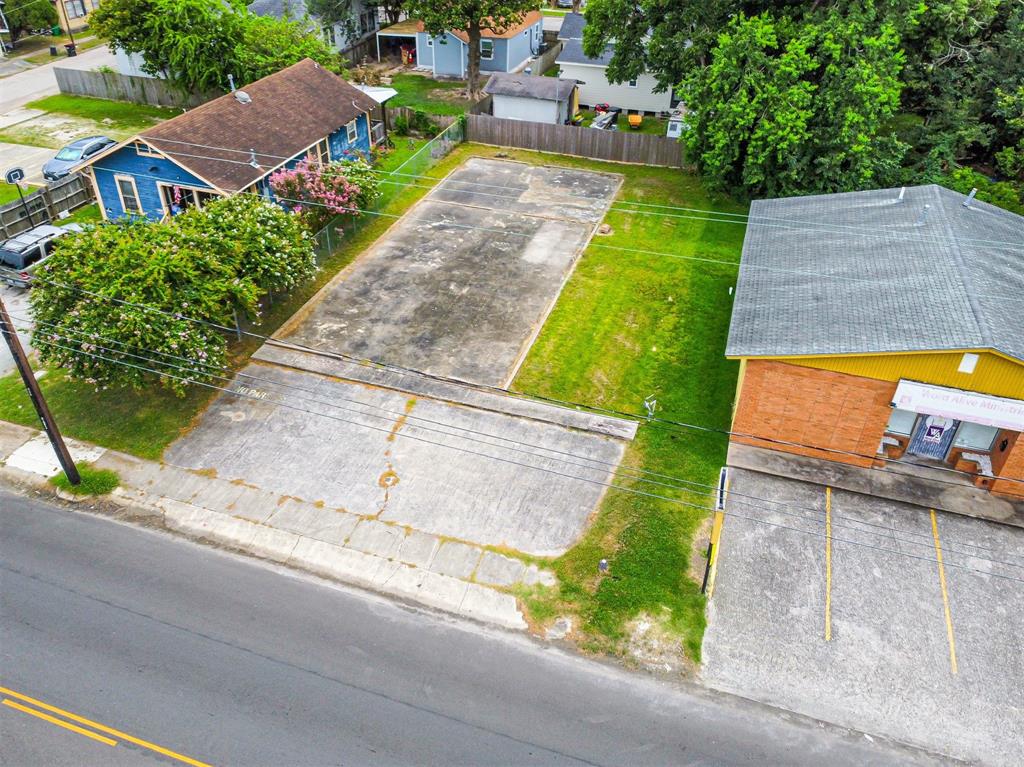 a view of a garden with a house