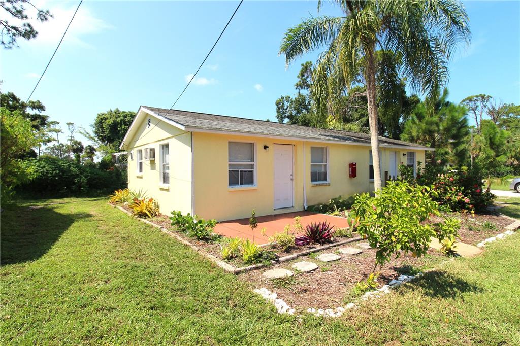 a view of a house with backyard and garden