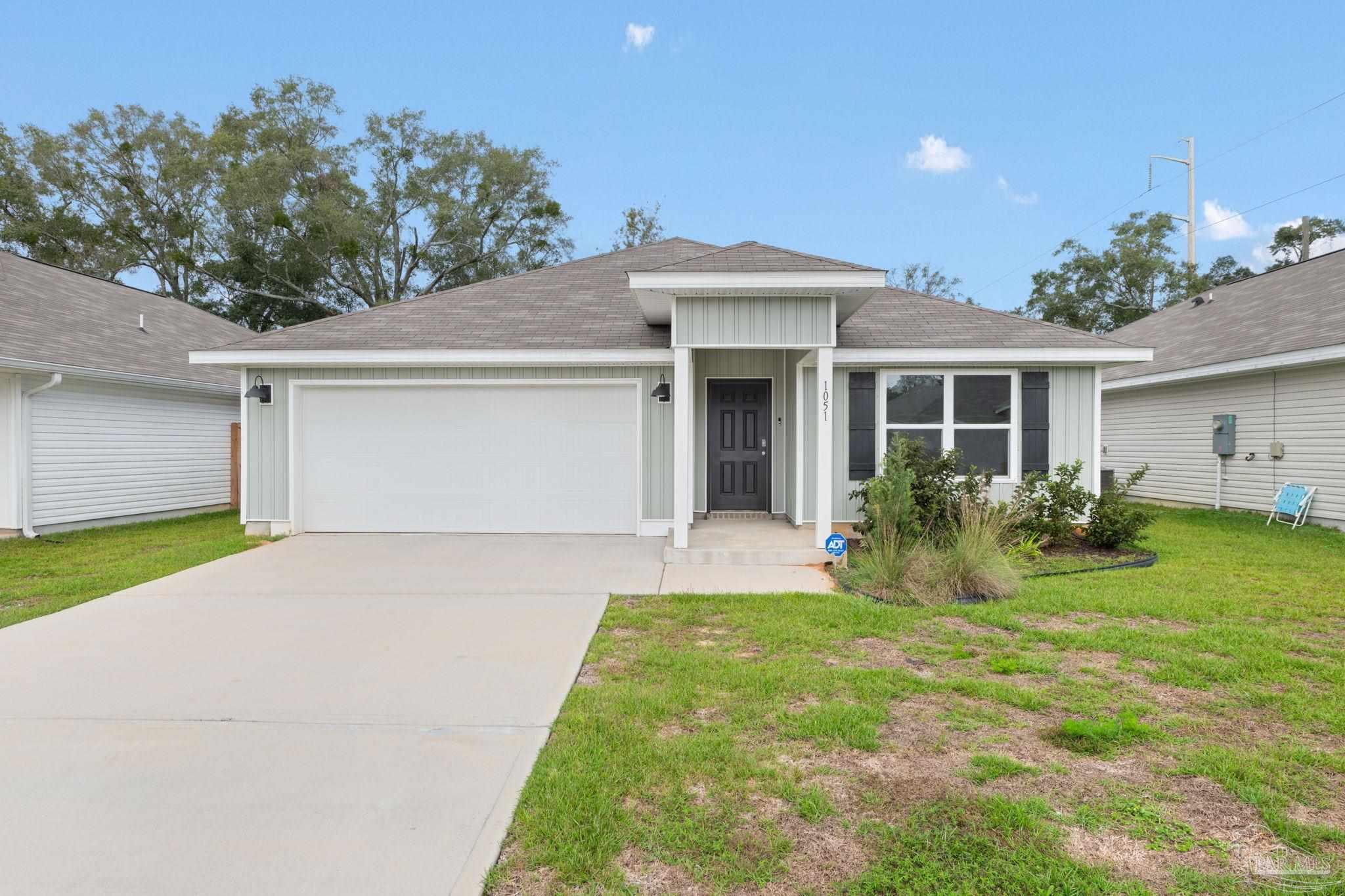 a view of an house with backyard and garden