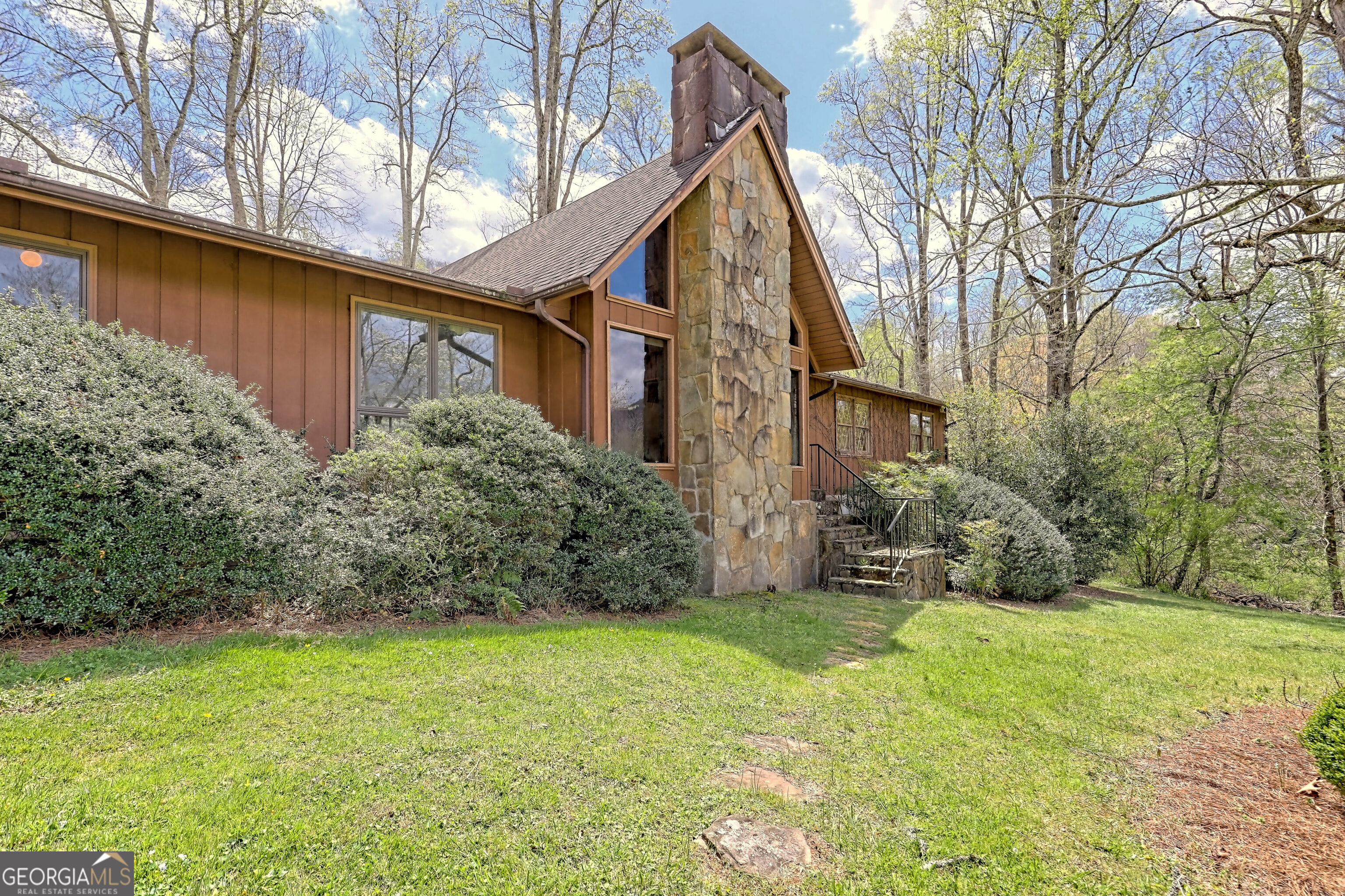 a view of a house with a yard