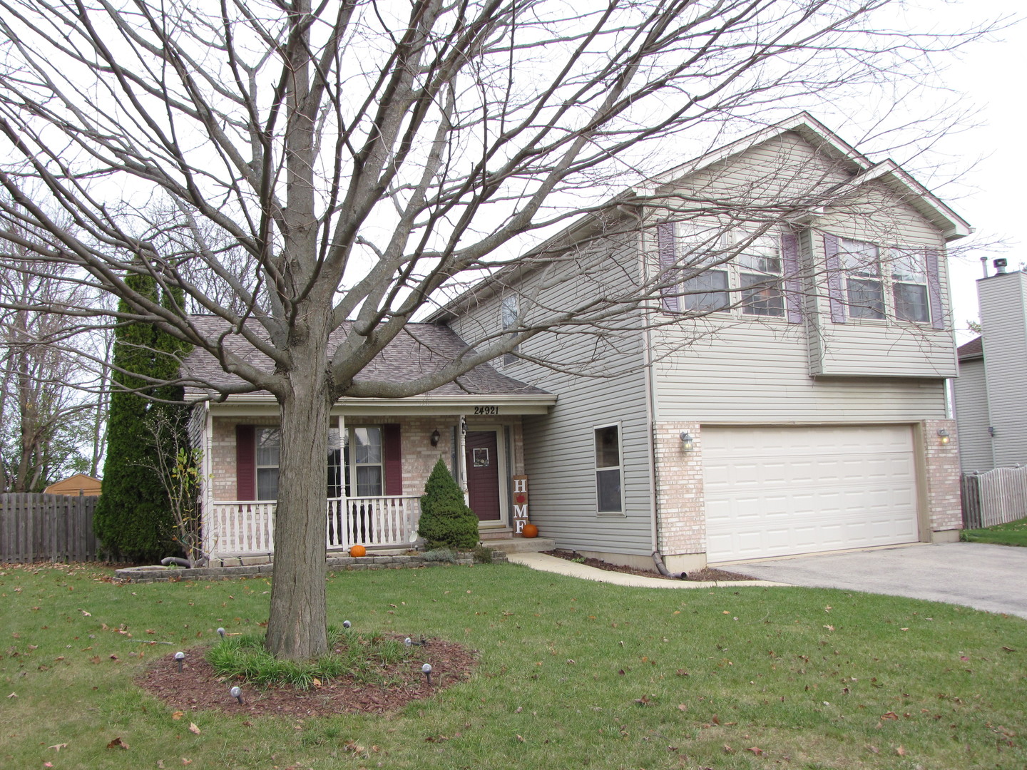 a view of a yard in front of a house