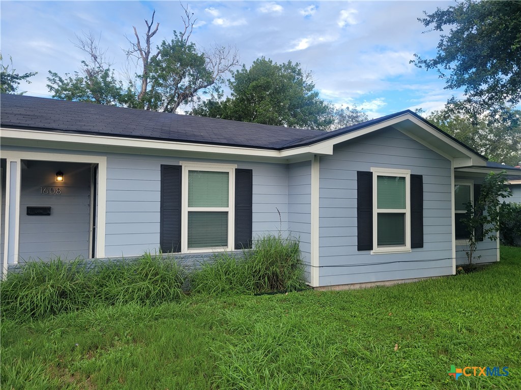 a view of a house with a yard