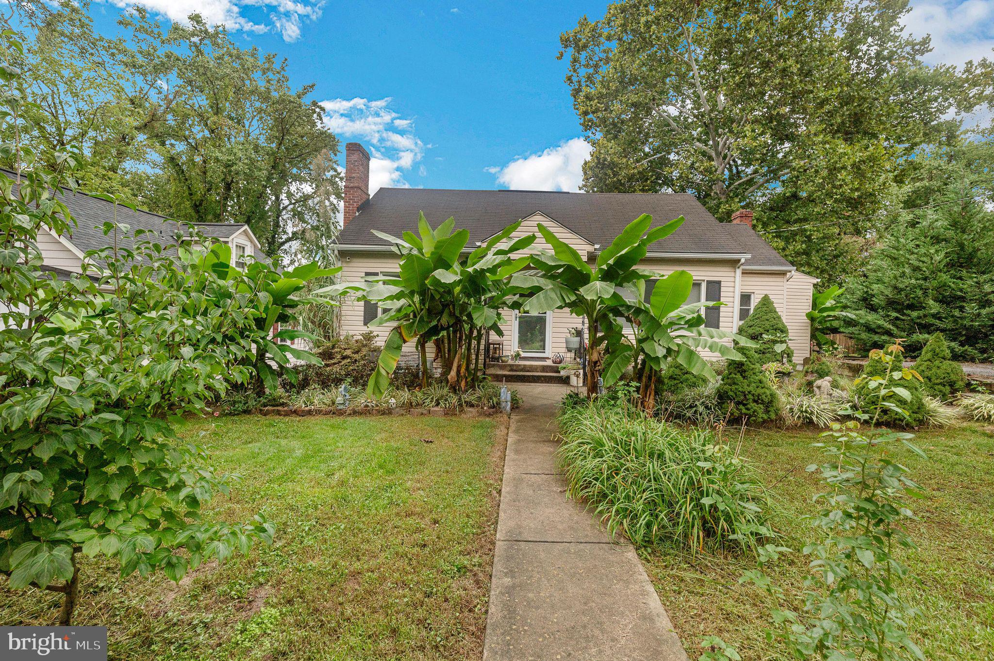 a view of backyard with garden and patio