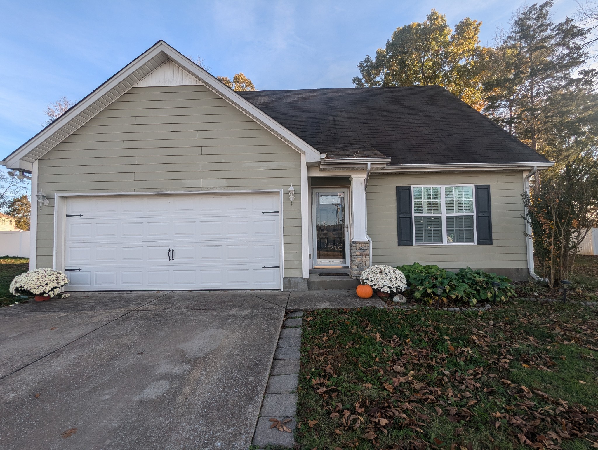 a front view of house with yard