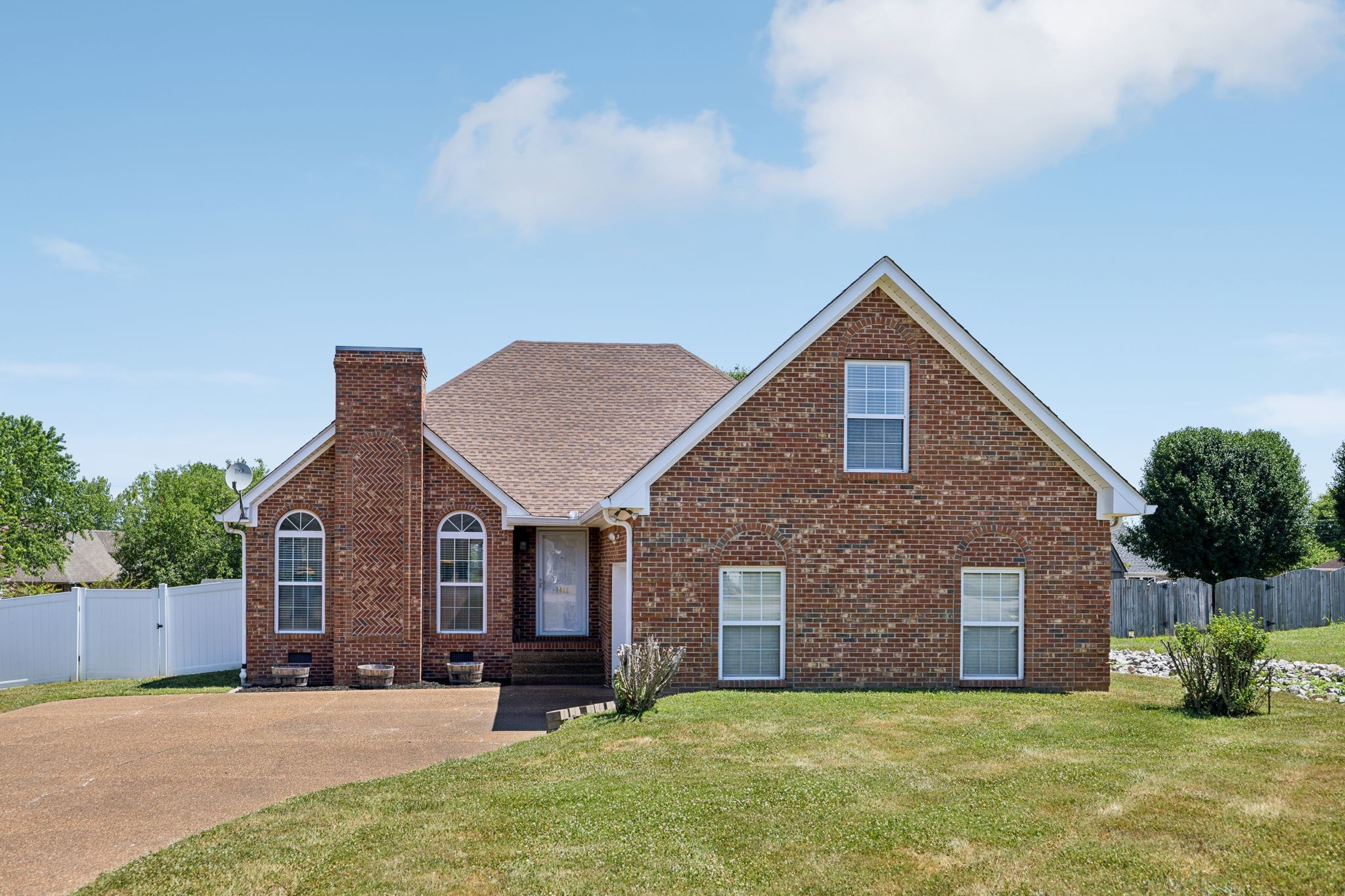 a view of a yard in front of house