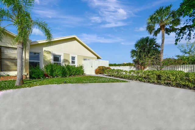 $370,000 | 237 Southeast 1st Circle, Unit 10B | Boynton Beach