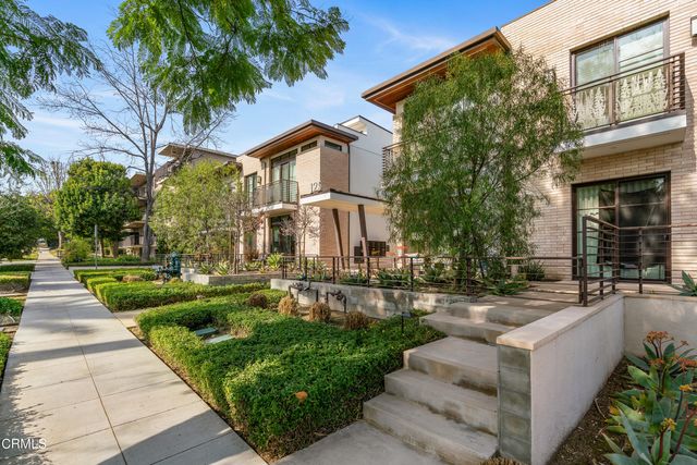 $925,000 | 125 Hurlbut Street, Unit 210 | Southwest Pasadena