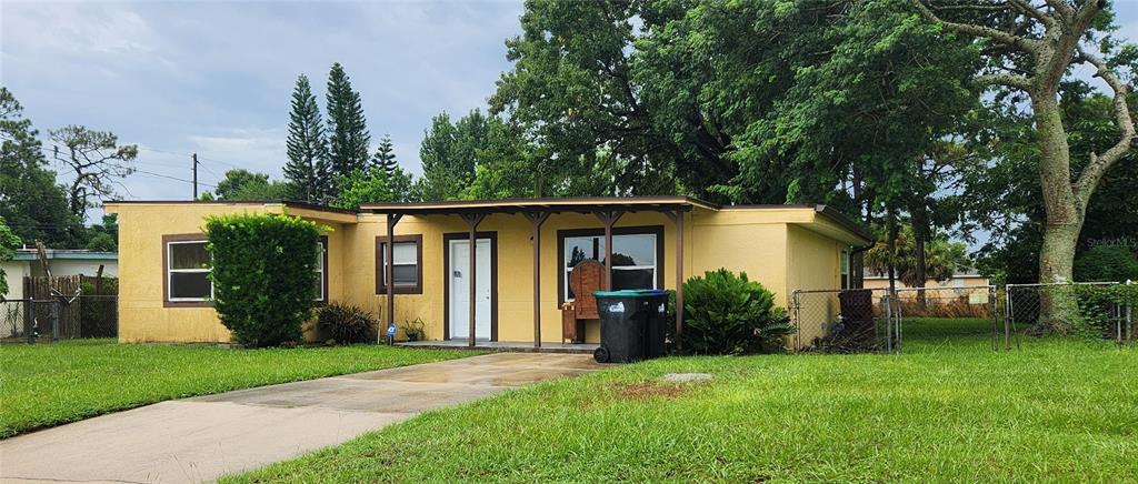 a view of a house with backyard and garden