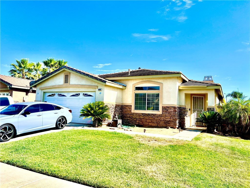 a view of a house with a yard