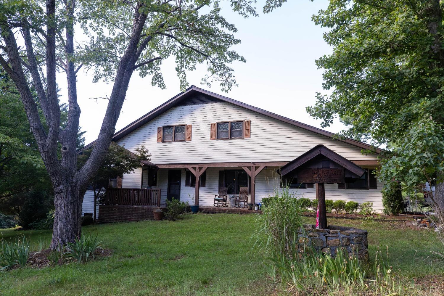 a view of a yard in front of house