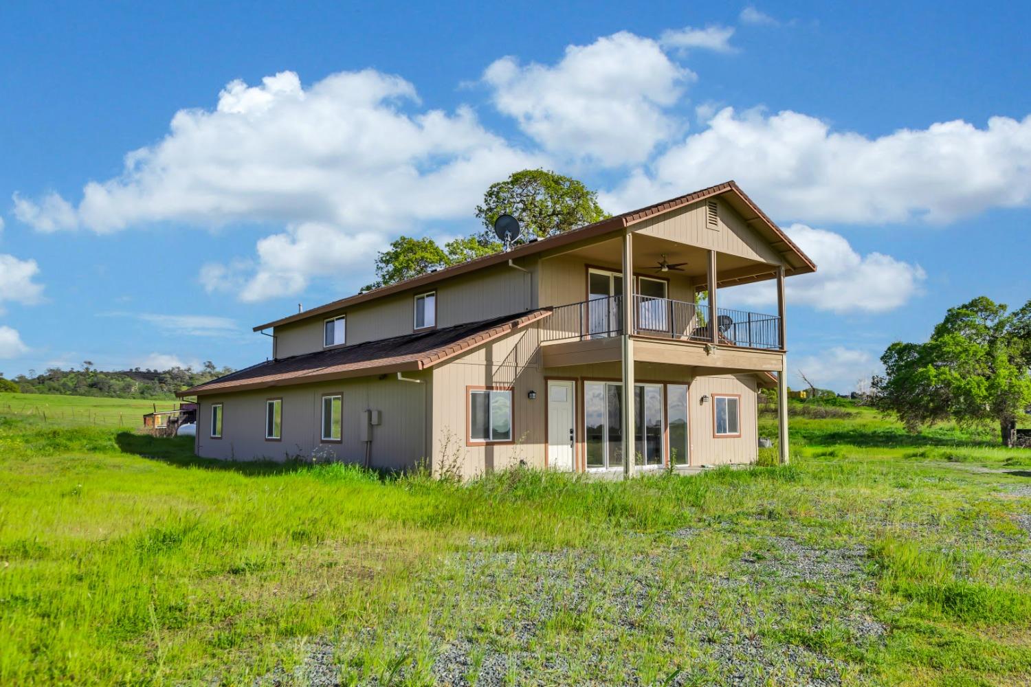 a view of a house with backyard and garden