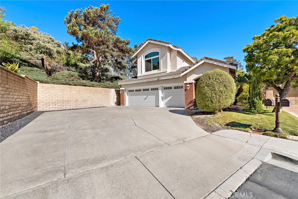 Large driveway at end of culdesac with ample parking