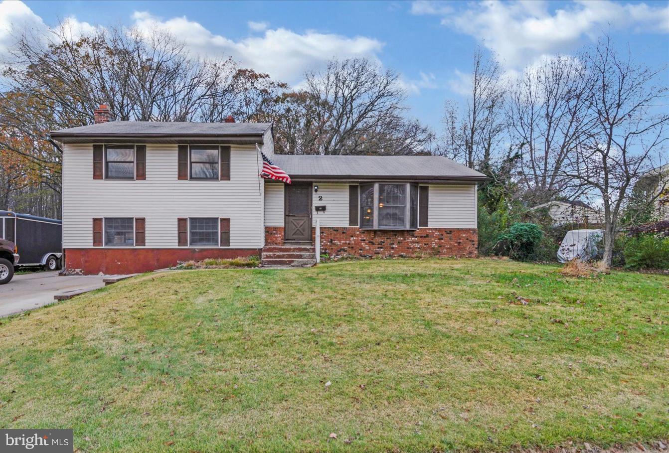 a view of a house with backyard and garden