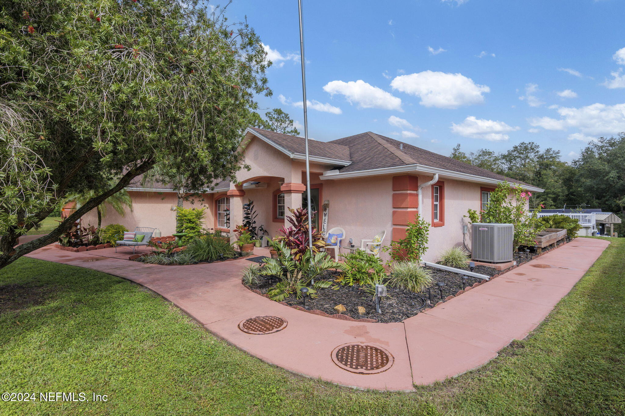 a view of a house with backyard and garden