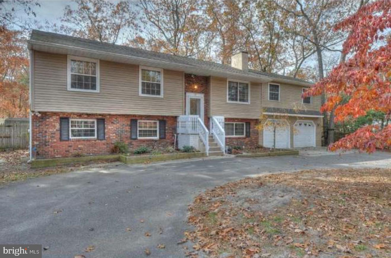 a view of a yard in front of a house