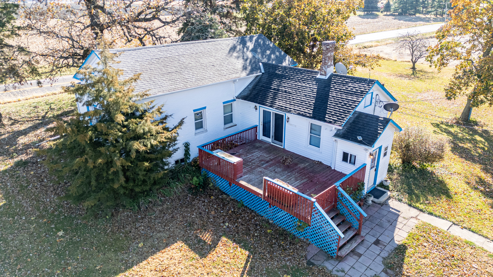 a view of a yard with a house