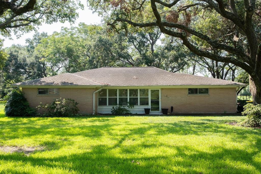 a view of a house with yard and a tree