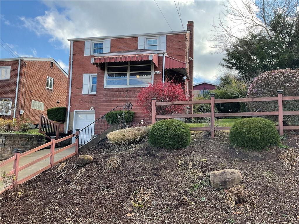 a view of a house with backyard and porch