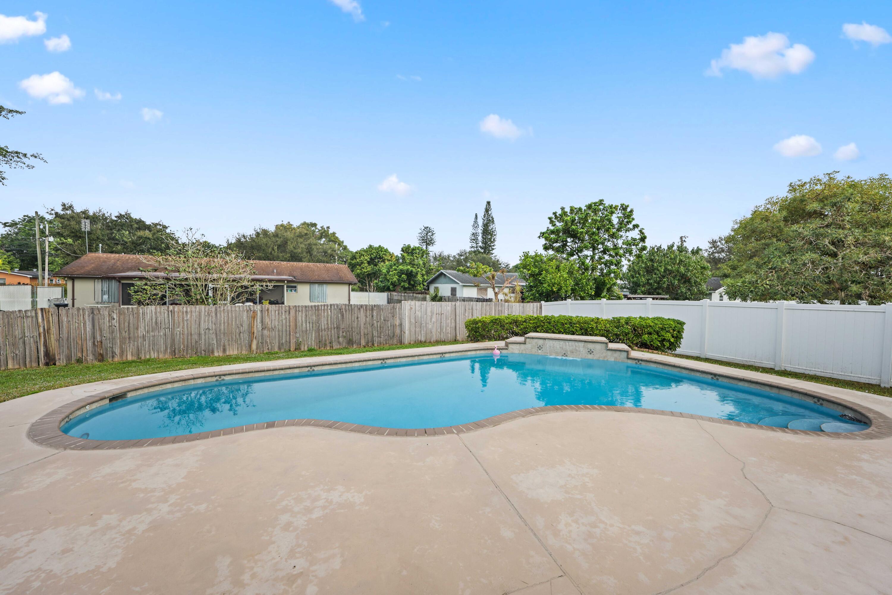 4715 Charlotte St - Oversized Pool