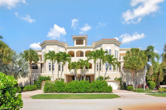 $3,200,000 | 1013 4th Street South | Olde Naples