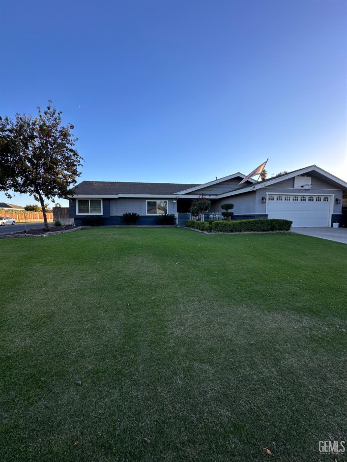 a view of a house with a big yard