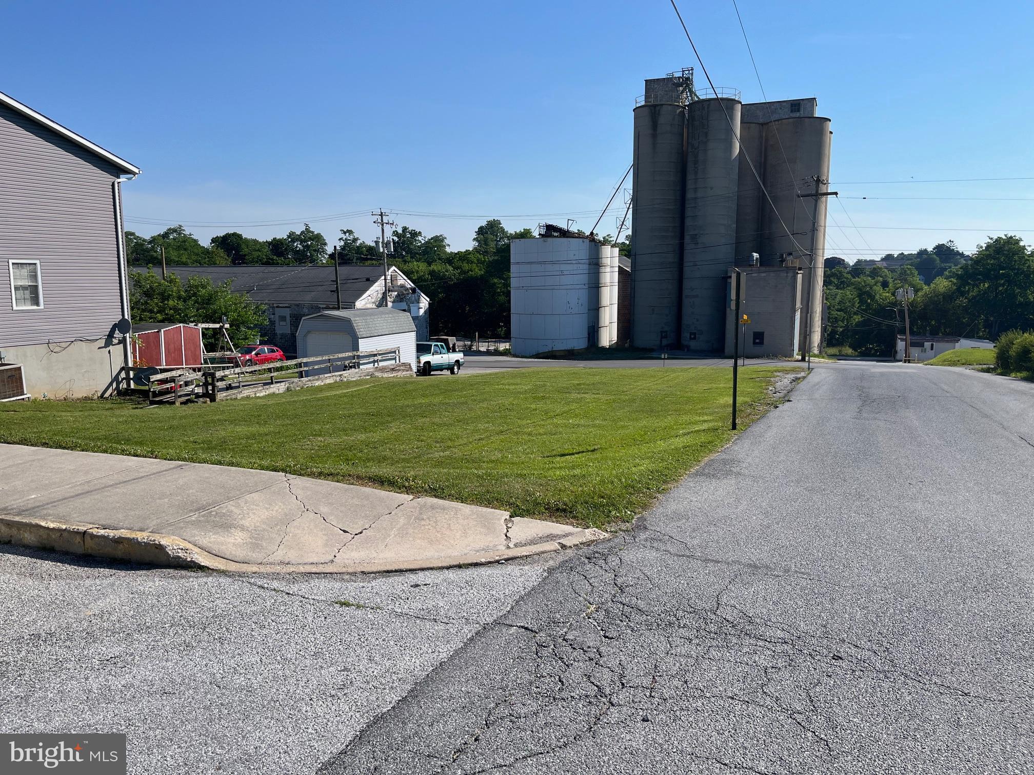 a view of a back yard