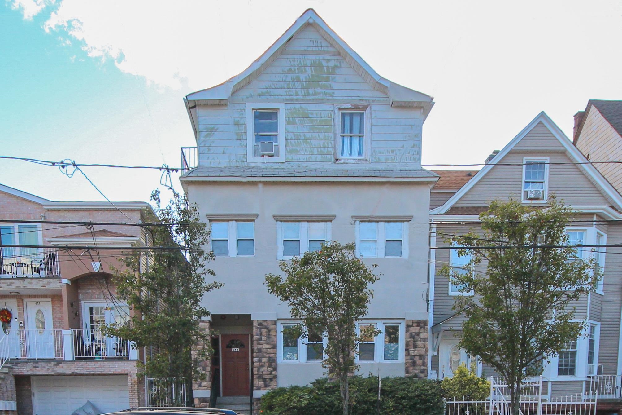 a view of a yard in front of house