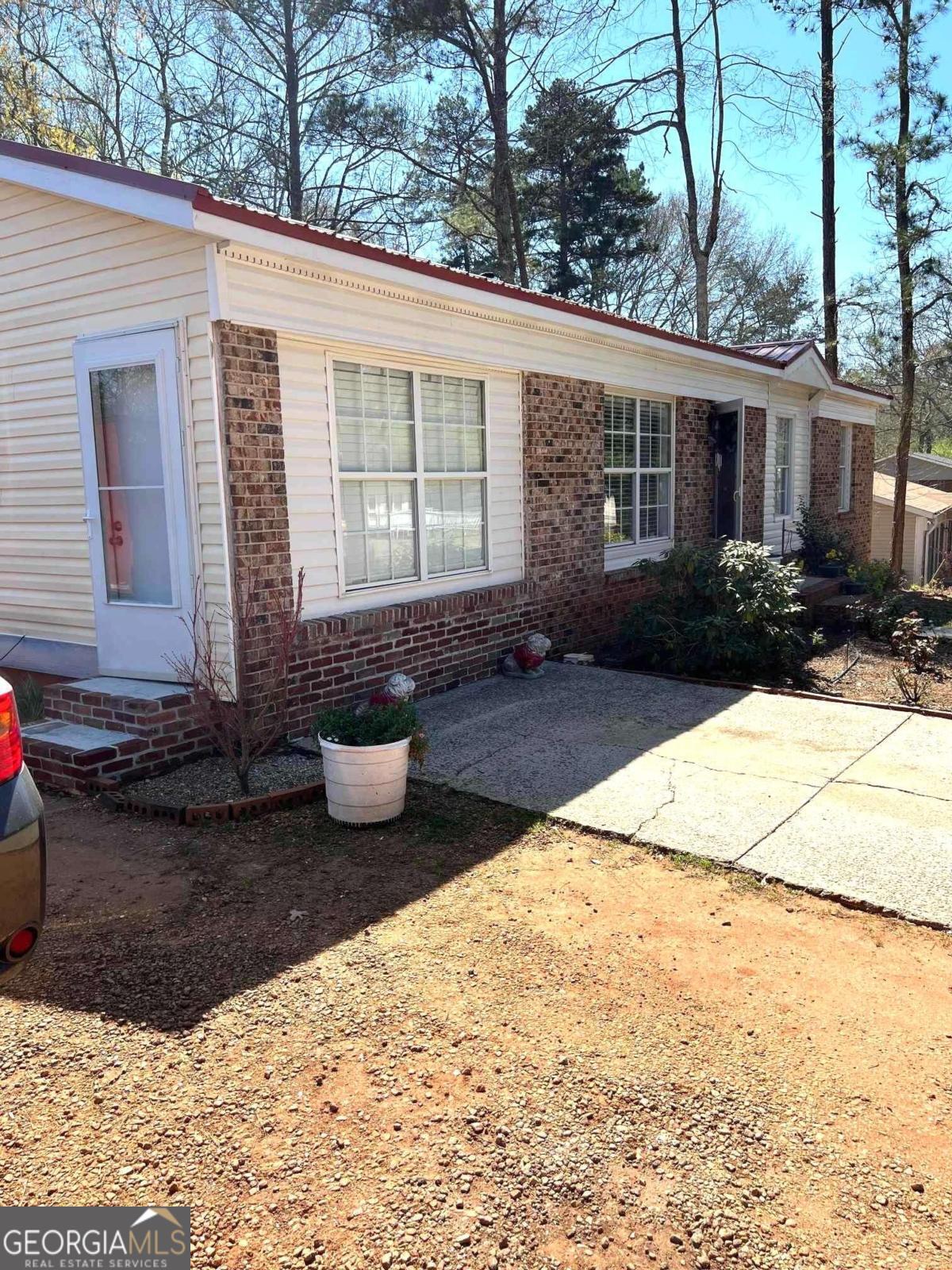 a view of a house with backyard and garden