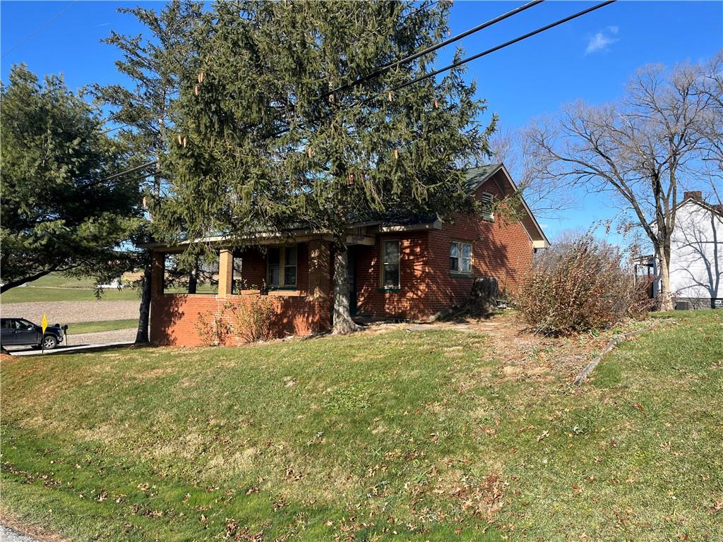 a view of a house with a yard