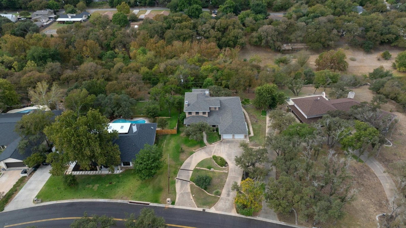 Aerial view - property backs to San Gabriel River - circular driveway