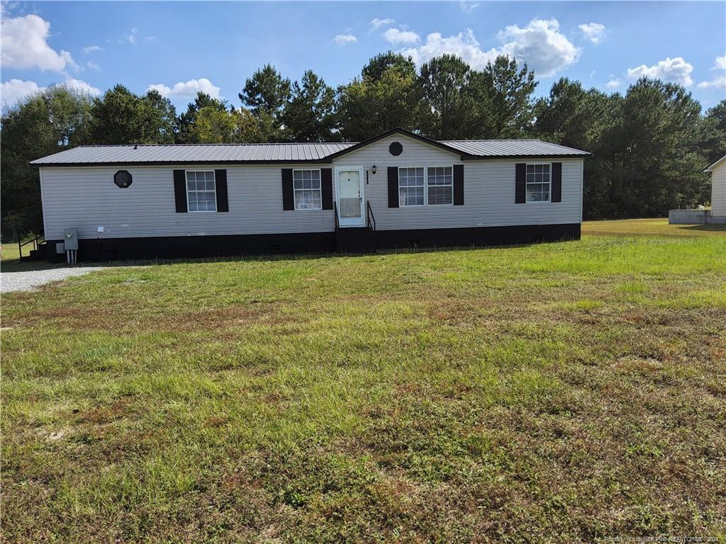 a view of a house with a backyard